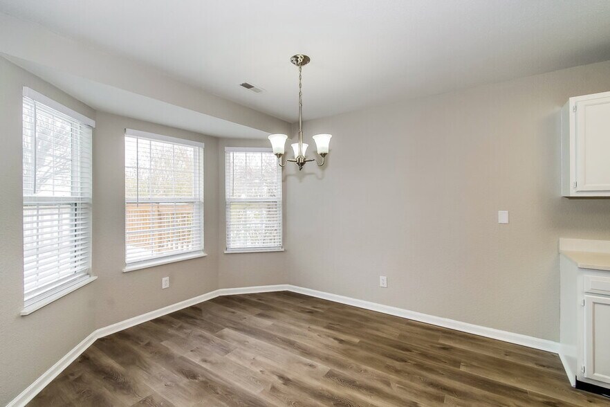 Building Photo - 7645 Blue Willow Dr