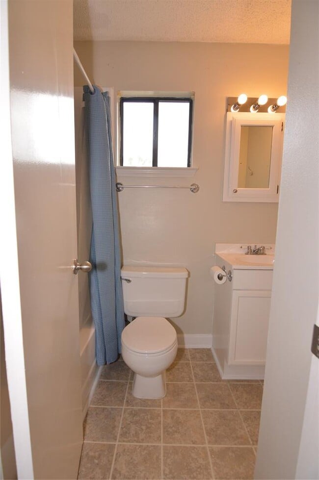 Building Photo - 8912 Circle Dr