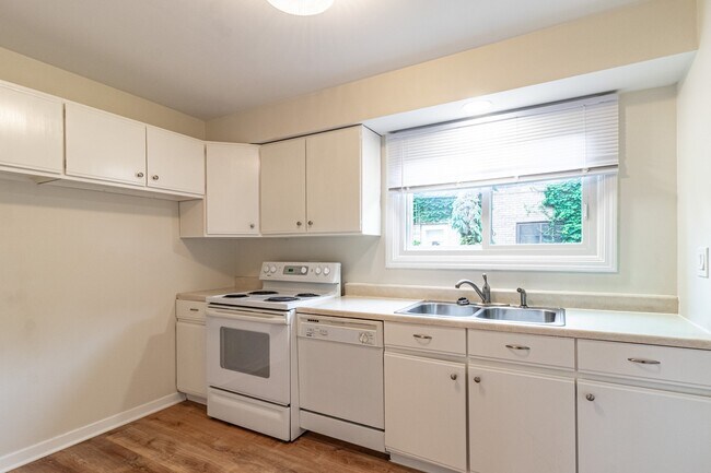Building Photo - 519 1/2 Ridge Rd
