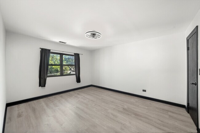 Building Photo - 2615 W Foster Ave