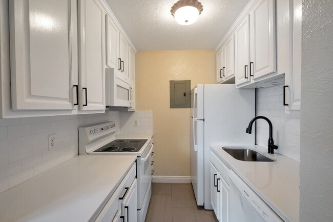 Building Photo - Large two Bed / One bath condo in great Art deco building near Washington park.