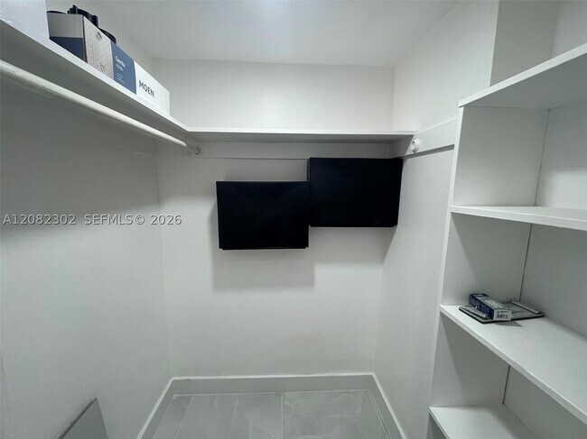 Building Photo - 1351 NE Miami Gardens Dr