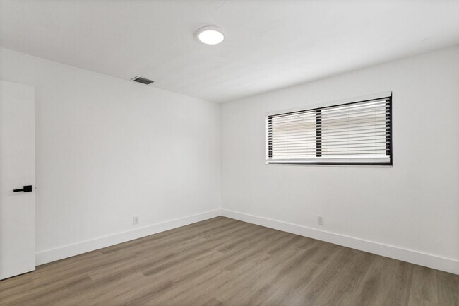 Building Photo - Beautiful home in quiet neighborhood