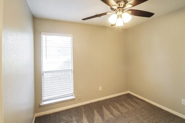 Building Photo - 3010 Twinleaf Dr