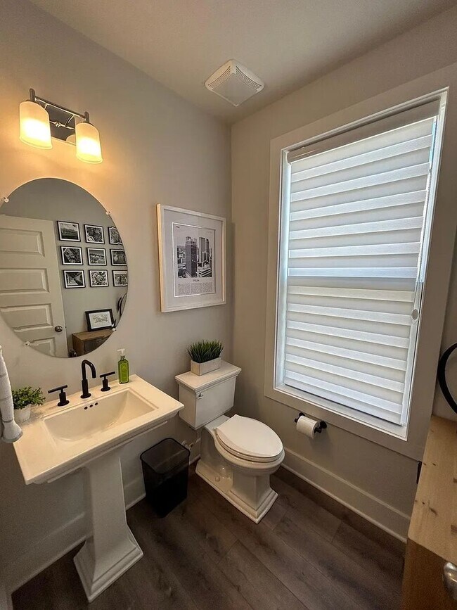 Building Photo - Stunning 3 Bed 2.5 Bath, Open Concept Town...