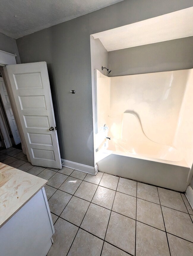 Building Photo - 817 S Newton Ave