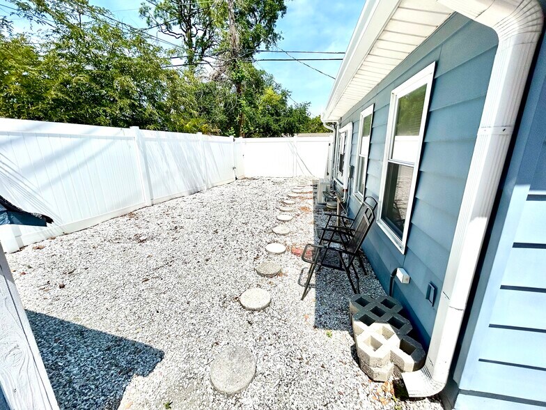 Building Photo - 3318 Boca Ciega Dr N
