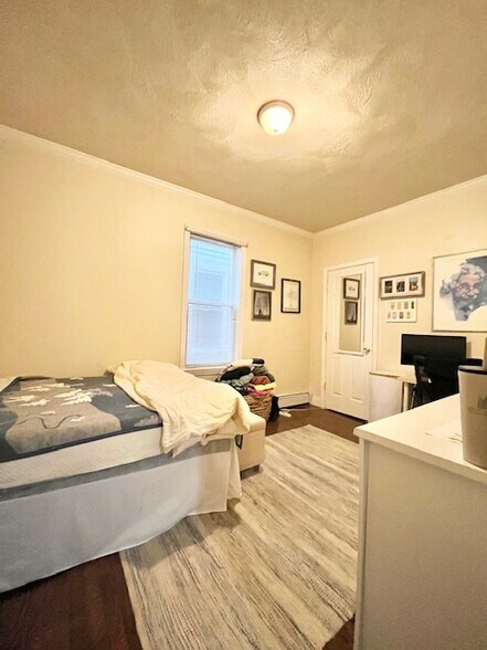 Building Photo - 716 E 6th St