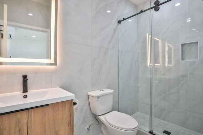 Building Photo - OPEH HOUSE SAT 05/02/26 10 am - 3 pm   Beautiful, Fully Furnished 2BR w/ washer / dryer appliances