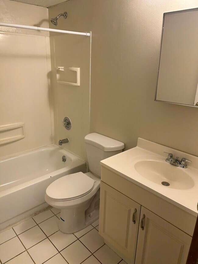 Full bathroom with Tub - 186 N Country Rd