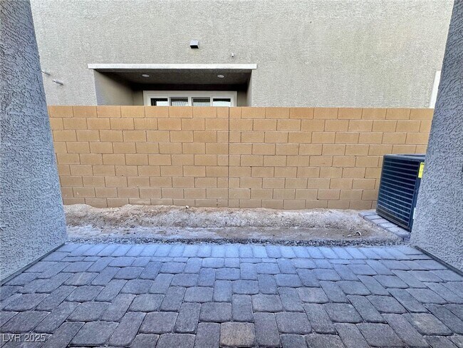 Building Photo - 4565 Queens Hill St