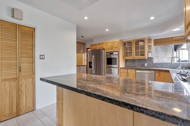 Building Photo - HOLIDAY SPECIAL***2 WEEKS FREE** 3 Bed/2 Bath Oasis in Royal Woods - Available Now