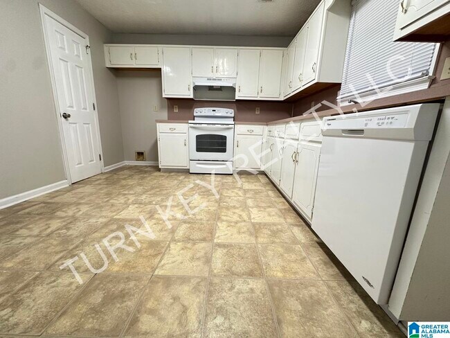 Building Photo - 2177 Cheshire Dr