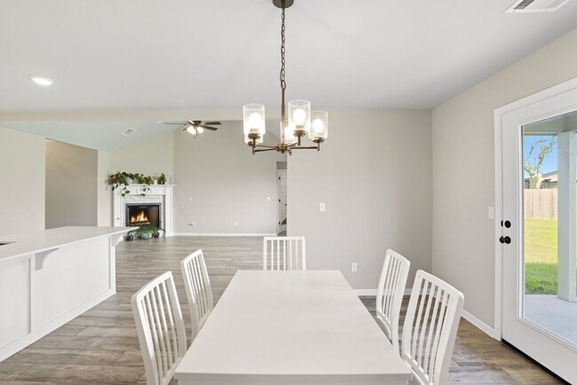 Building Photo - Like new, Move in Ready.