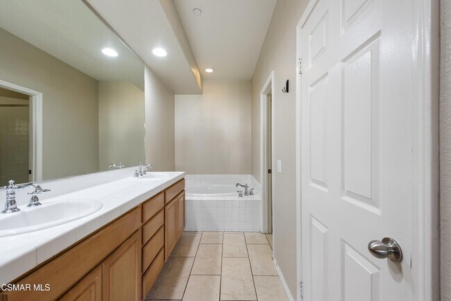 Building Photo - 84 Via Katrina