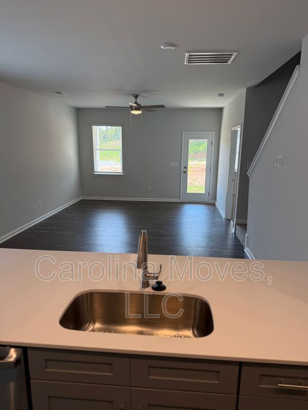 Building Photo - 417 Mariene Dr