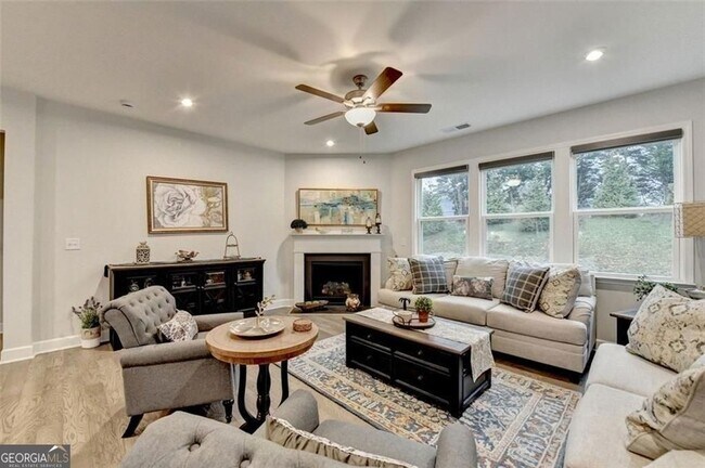 Building Photo - 811 Pineberry Ct