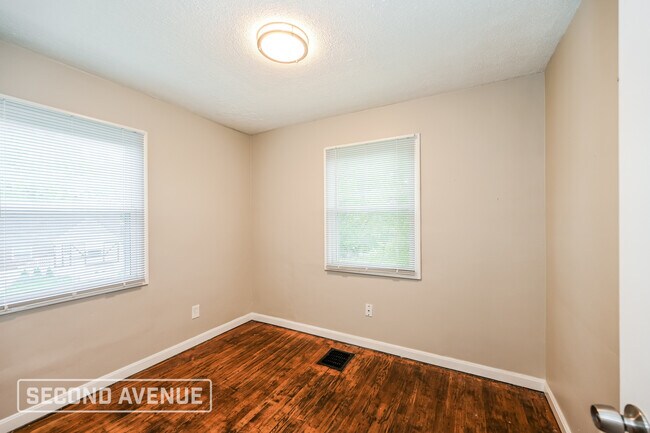 Building Photo - 5589 Raceview Ave