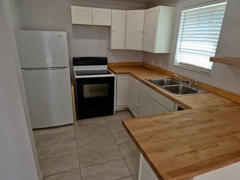 Building Photo - 606 18th Ave N