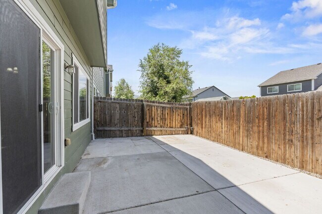 Building Photo - Updated 3-Bedroom Townhome with Private Ya...