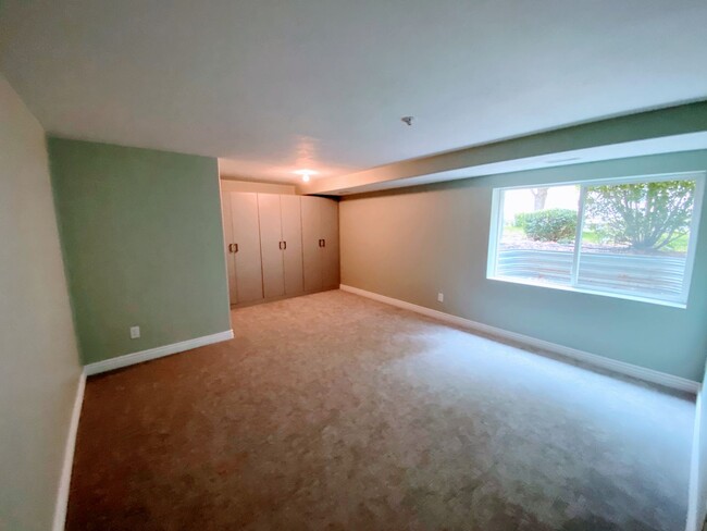 Building Photo - Large 1550 Single Family Basement Apartment