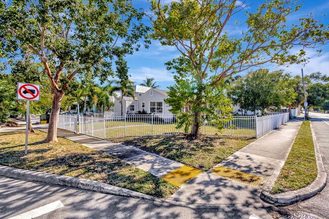 Building Photo - 736 Rockland Dr