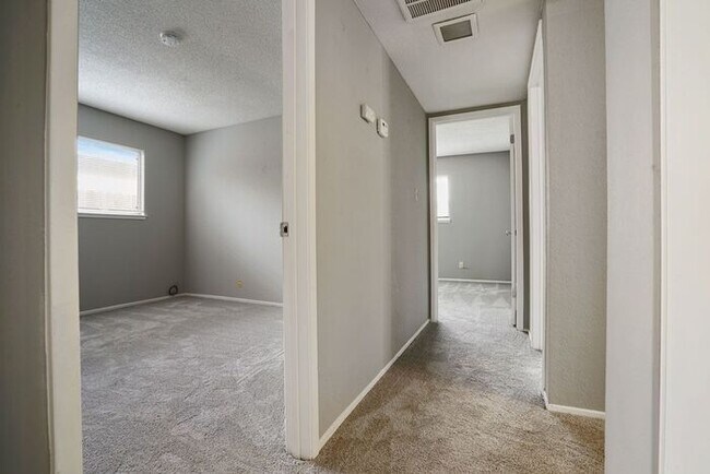 Building Photo - Beautiful duplex locate in Sacramento!