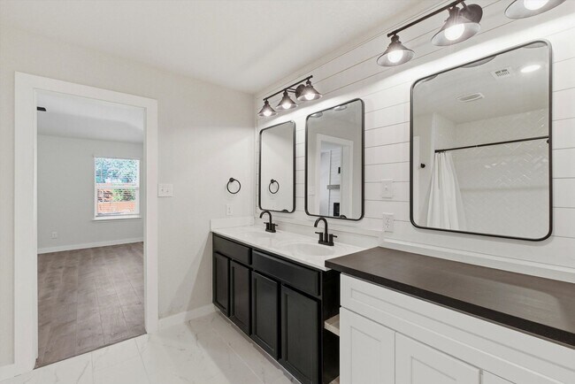 Building Photo - The Perfect Blend of Comfort and Community...