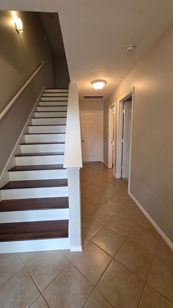 Building Photo - Charming Townhome near Memorial Park!