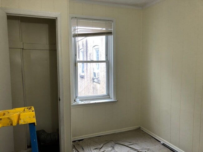 Building Photo - Great Home! New Kitchen with Granite Counters! Large Living Room!