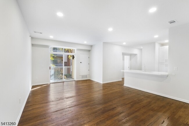 Building Photo - 50 Maple Ave