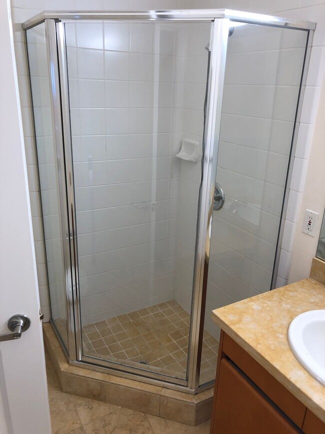 Building Photo - COMING SOON! Huge bi-level 3 bedroom 2.5 b...