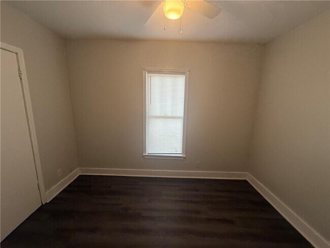 Building Photo - 423 Devon Dr