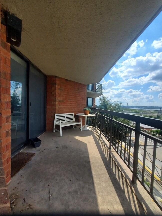Building Photo - 240 Harmon Cove Tower