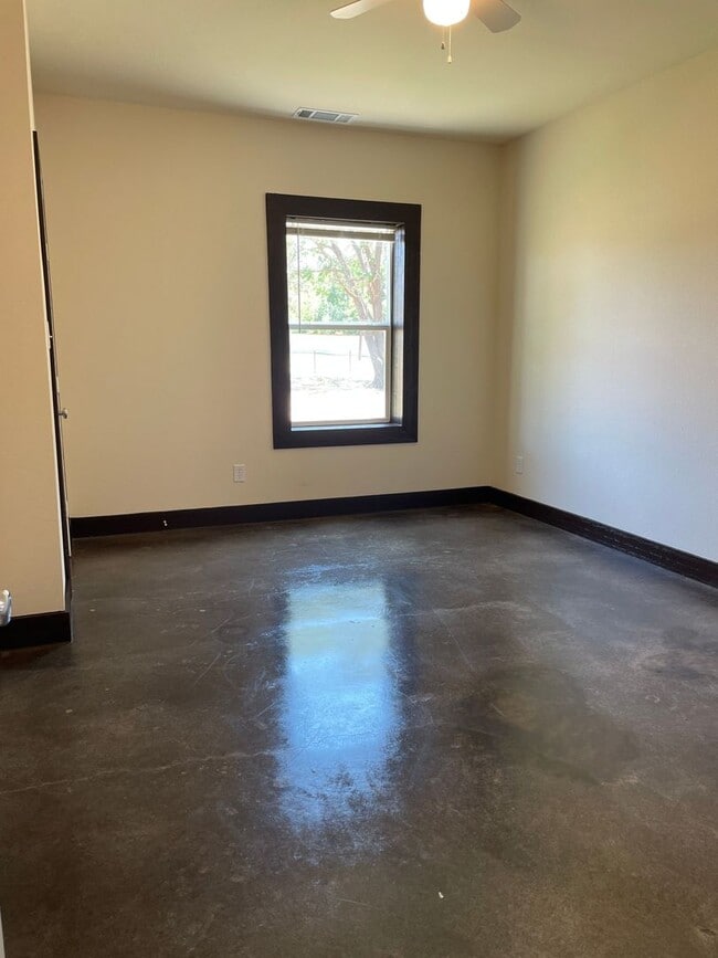 Building Photo - County Living in a Modern Home