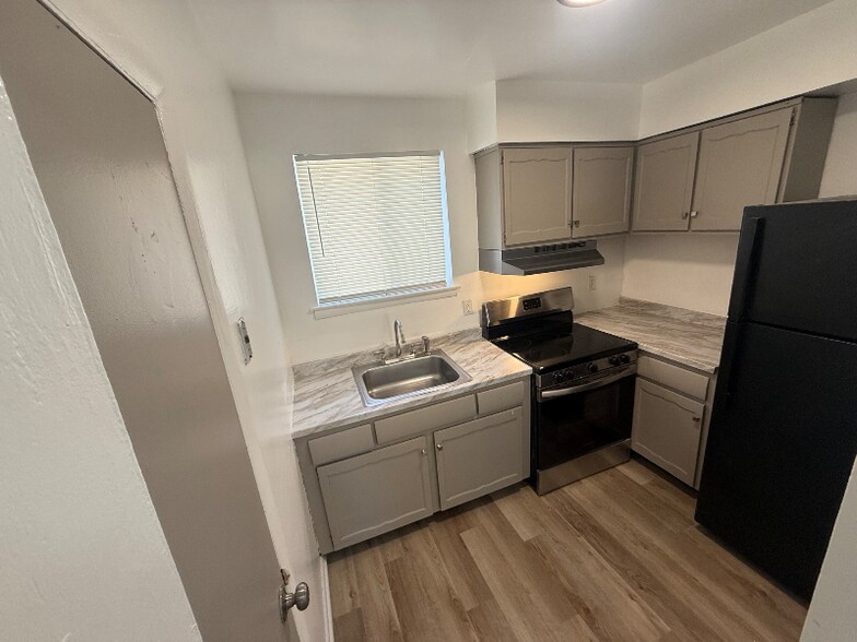 Building Photo - 800 Cedar St