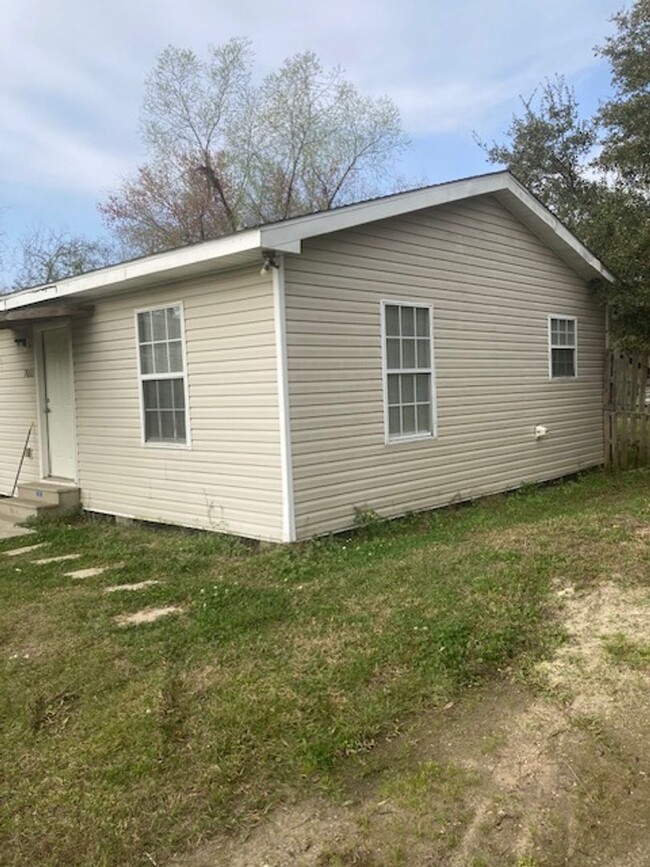 Building Photo - Long Beach 3 Bedroom