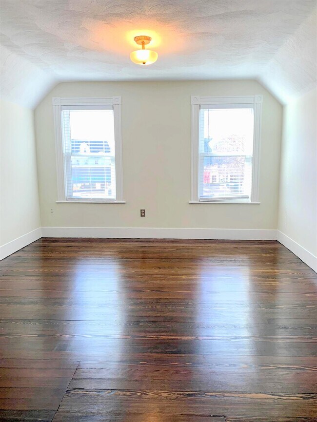 Building Photo - 98 Bristol Rd