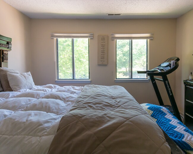 Building Photo - 10 Longstream Ct