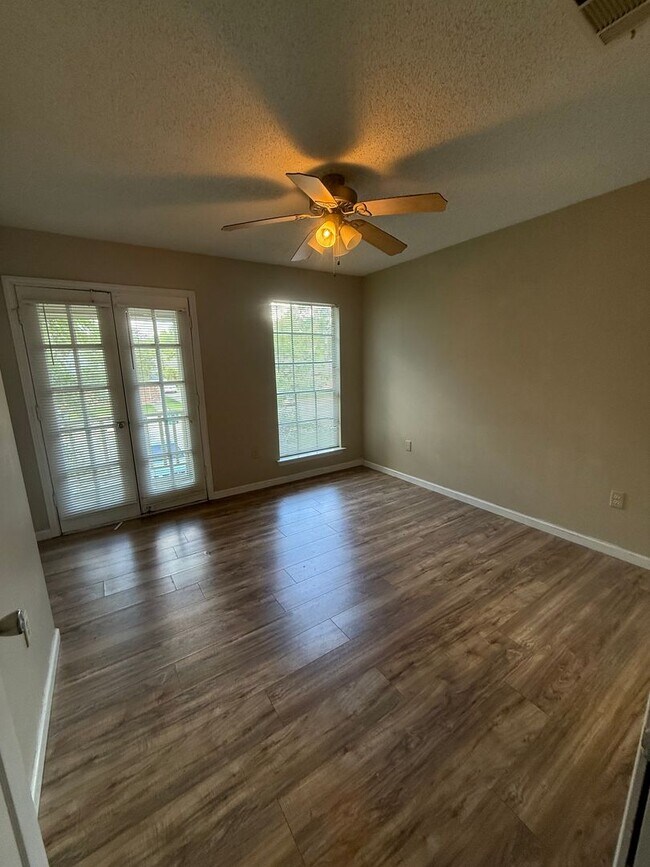 Building Photo - 1110-1112 Willow Creek Dr