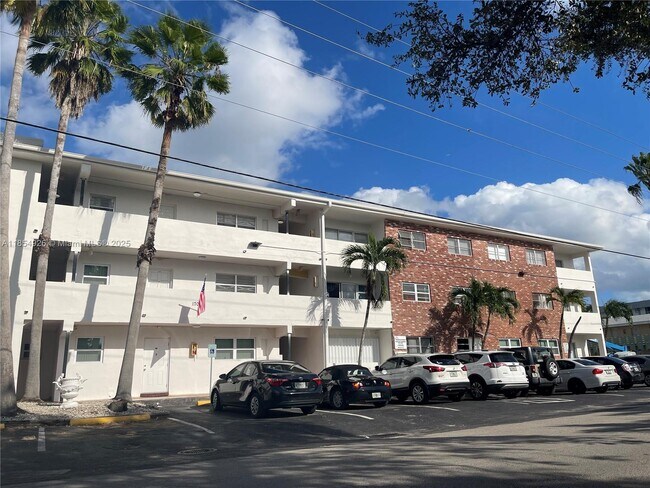 Primary Photo - 941 NE 170th St