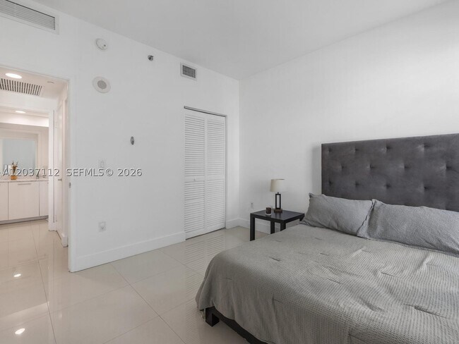Building Photo - 950 Brickell Bay Dr