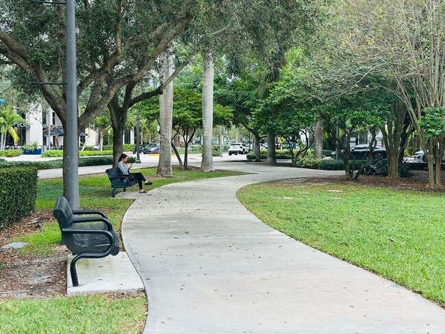 Building Photo - 533 NE 3rd Ave