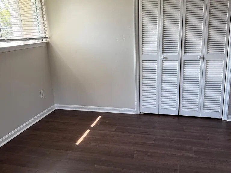 Building Photo - Room in Townhome on W Front St