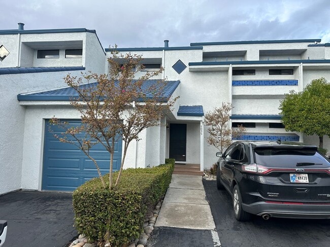 Primary Photo - Well maintained Harbor Bay townhome. 2 bed...