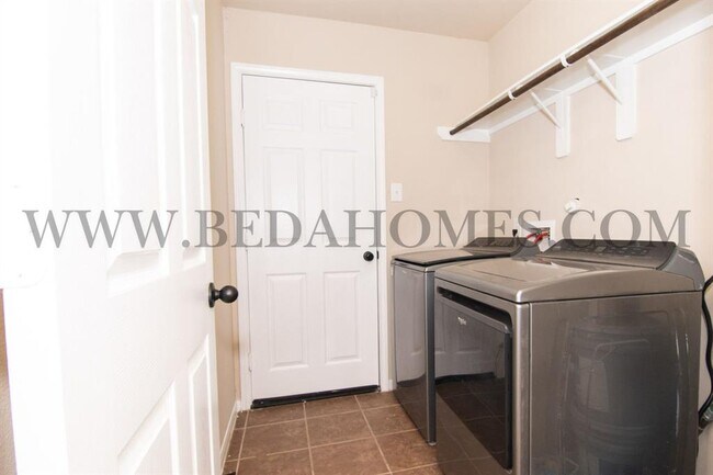 Building Photo - 9134 St Laurent Ln