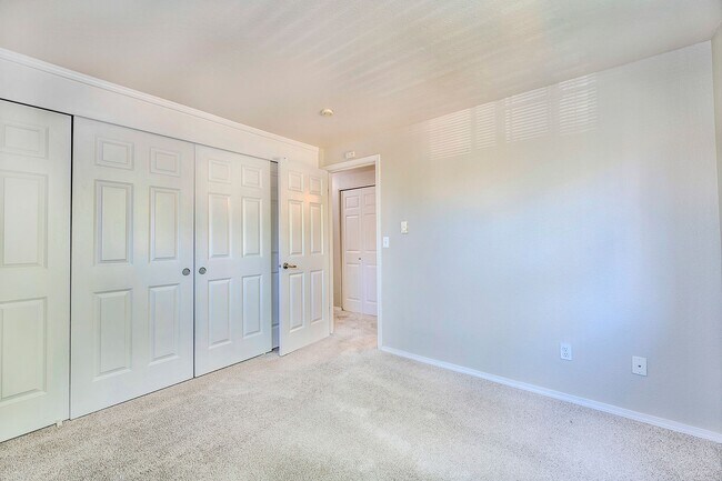 Building Photo - Echo Lake One Bedroom