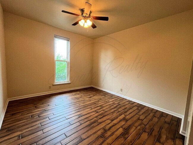 Building Photo - Two Bedroom Spacious Second-Floor Apartment with Modern Comforts Including Washer and Dryer!!