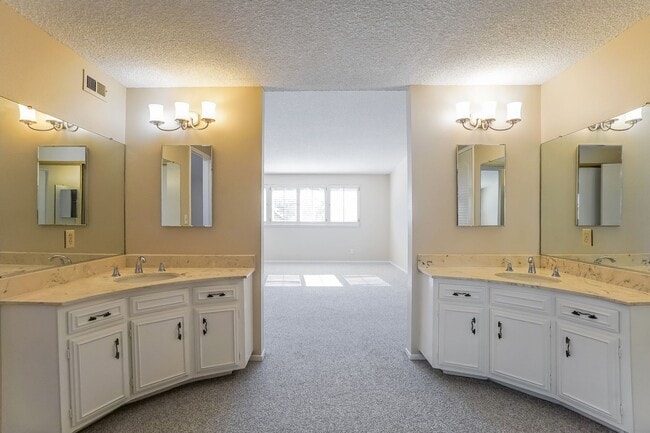 Building Photo - 10612 Rose Cir