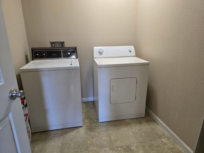 Building Photo - Three-bedroom condo in Denver boasts a lar...